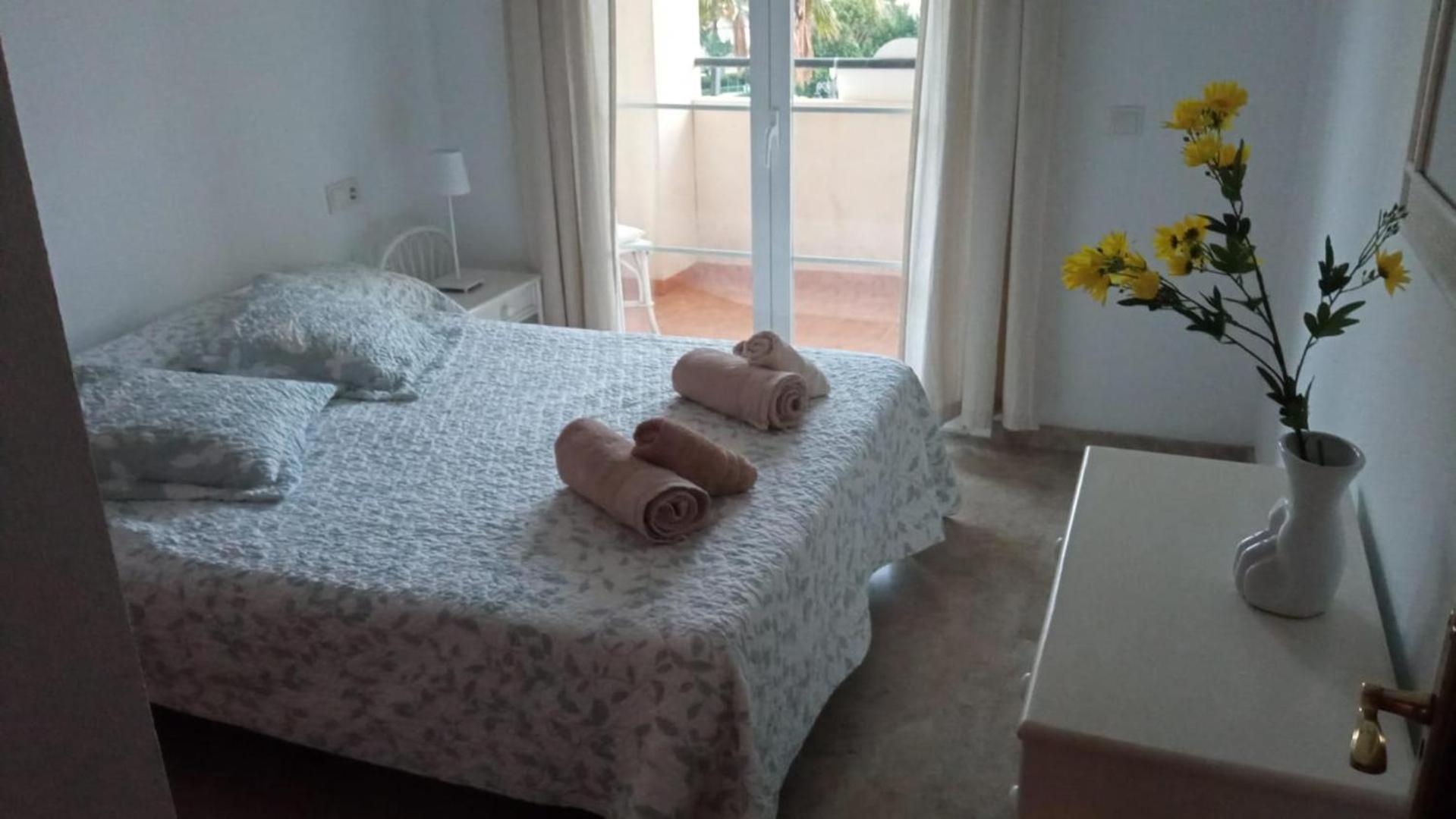 Central 2-Bed Apartment In Estepona Port Eksteriør bilde