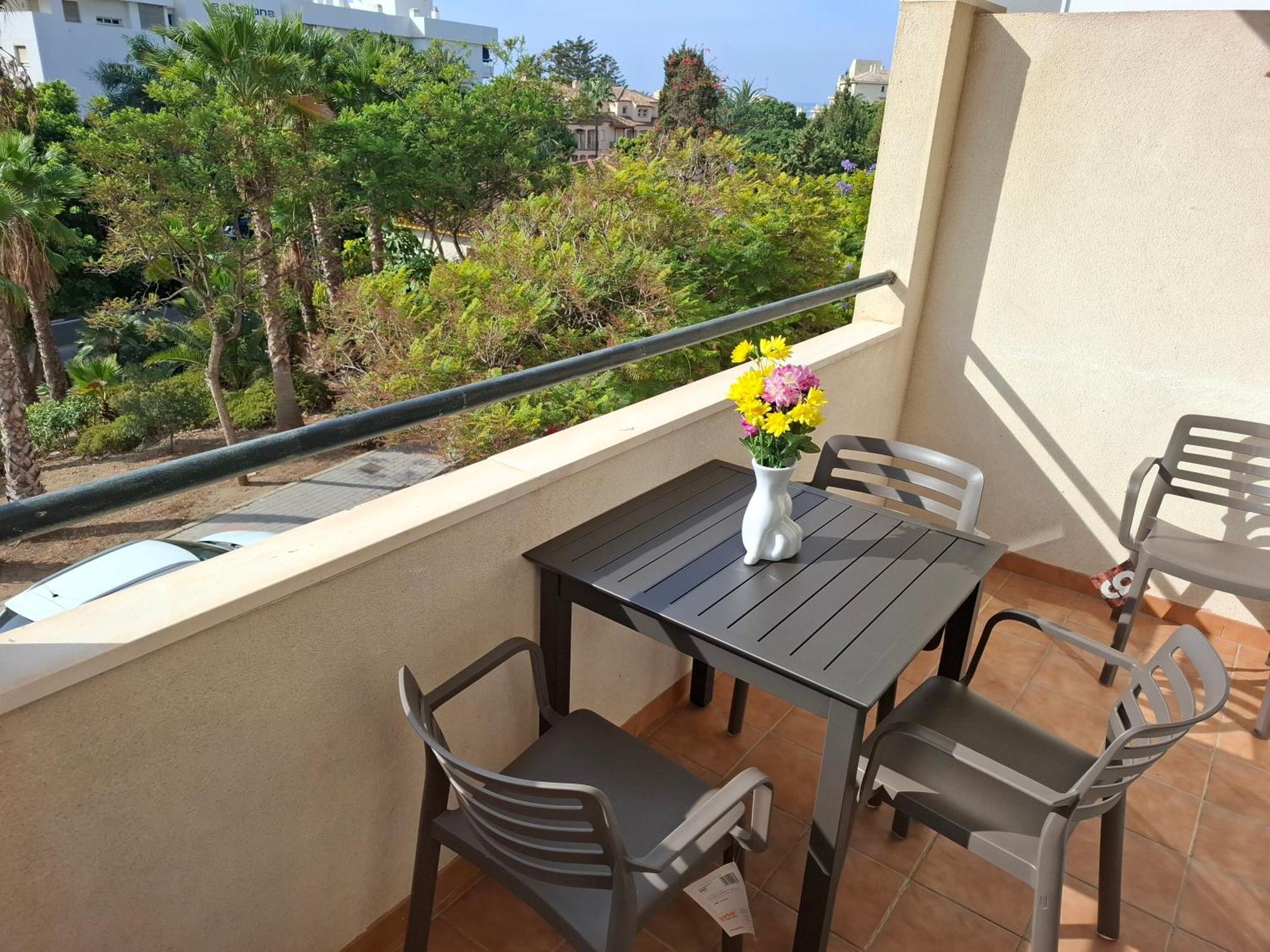 Central 2-Bed Apartment In Estepona Port Eksteriør bilde